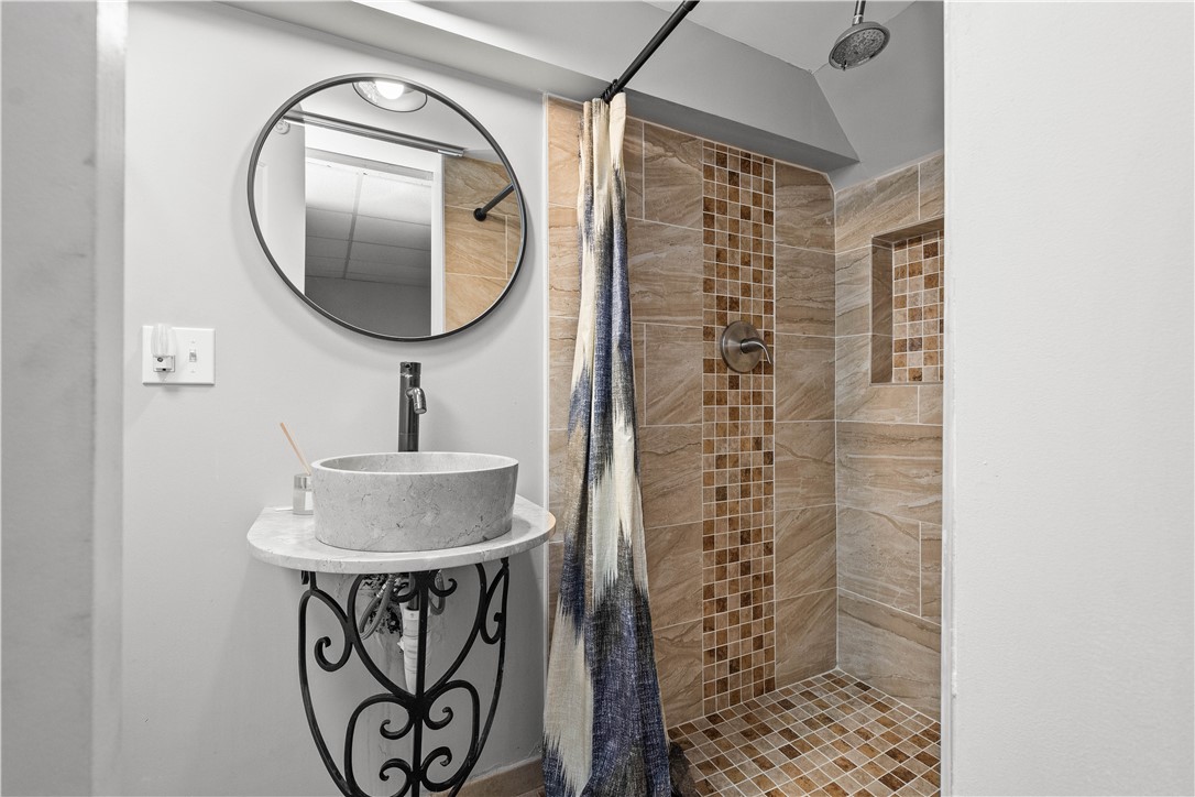 Upper St. Clair, Pennsylvania 15241, United States, 3 Bedrooms Bedrooms, ,4 BathroomsBathrooms,Residential,Pending,8389