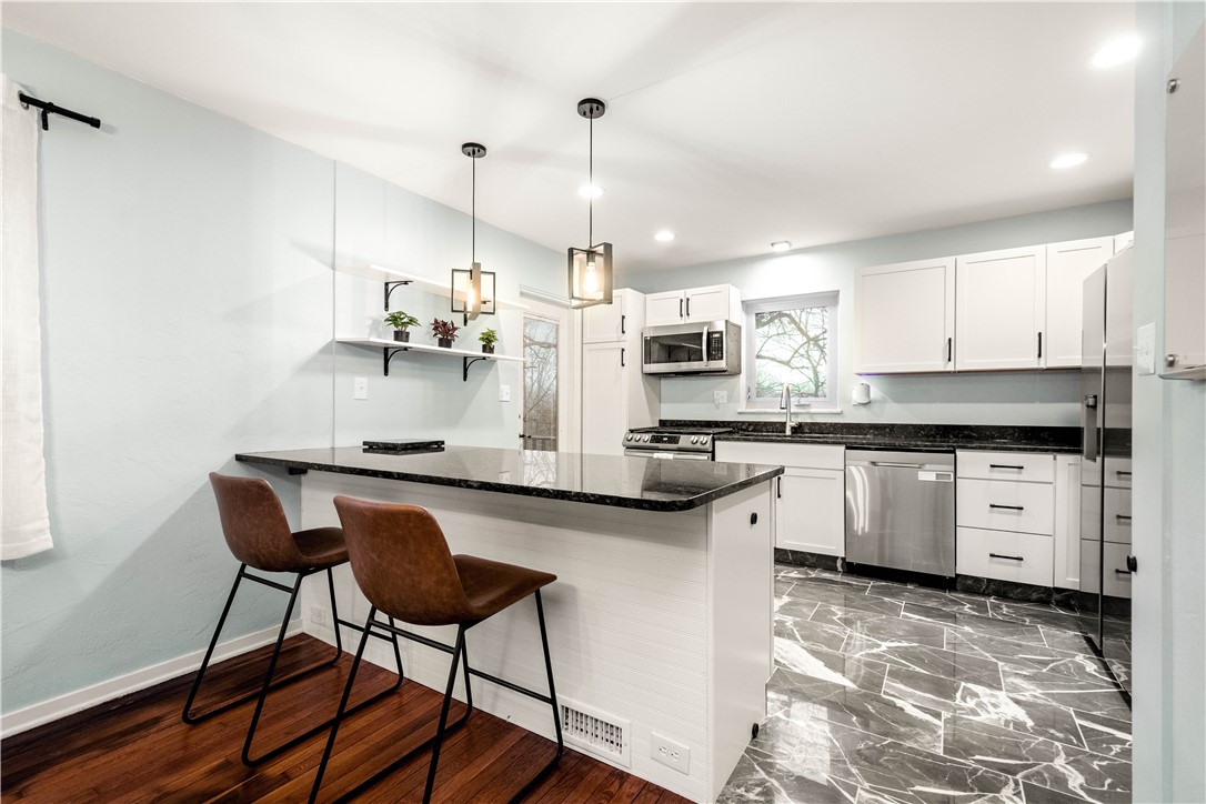 Upper St. Clair, Pennsylvania 15241, United States, 3 Bedrooms Bedrooms, ,4 BathroomsBathrooms,Residential,Pending,8389