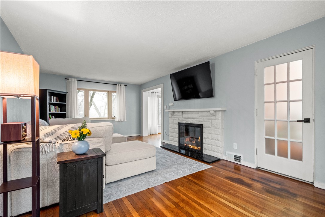 Upper St. Clair, Pennsylvania 15241, United States, 3 Bedrooms Bedrooms, ,4 BathroomsBathrooms,Residential,Pending,8389