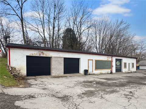 Photo of 514 Taylor St, New Castle, PA 16101 (MLS # 1745080)