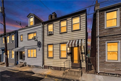 Photo of 1813 Fox Way, Pittsburgh, PA 15203 (MLS # 1759901)
