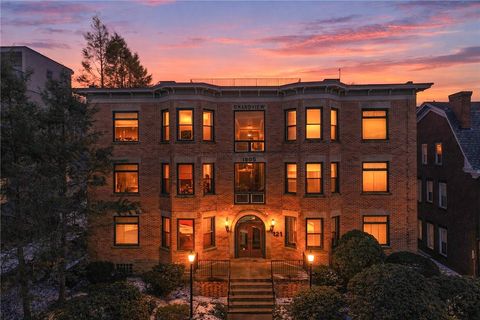 Photo of 121 Grandview Ave #8, Pittsburgh, PA 15211 (MLS # 1739887)