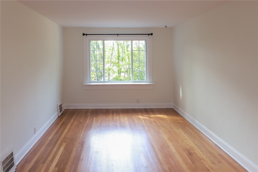 Green Tree, Pennsylvania 15220, United States, 3 Bedrooms Bedrooms, ,1 BathroomBathrooms,Residential,Contingent,162857