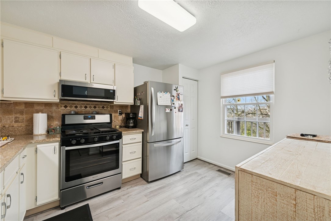 Castle Shannon, Pennsylvania 15234, United States, 3 Bedrooms Bedrooms, ,2 BathroomsBathrooms,Residential,Active,254275