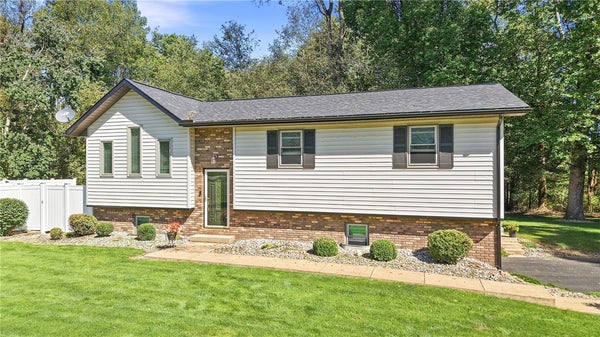 725 NIAGARA TRL, MERCER, PA 16137 - Image c006b6219939271d6fb7a08538e4fdfb/2382610596
