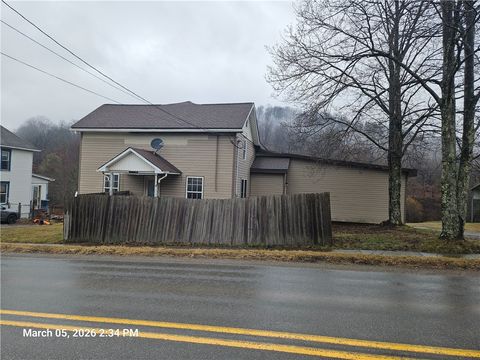 Photo of 233 Main St, Bruin, PA 16022 (MLS # 1744170)