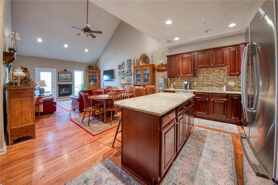 1098 Bayberry Dr
