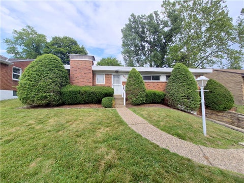 Photo of 1247 Lakemont Dr, Pittsburgh, PA 15243 (MLS # 1762135)