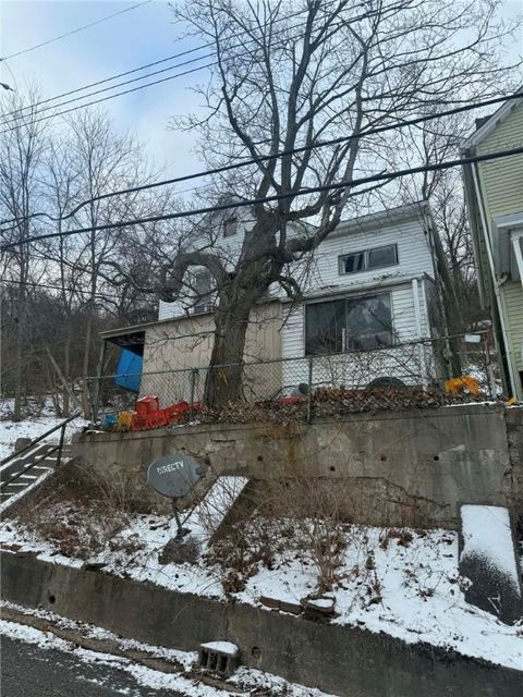Photo of 401 Iowa Ave, Glassport, PA 15045 (MLS # 1735543)