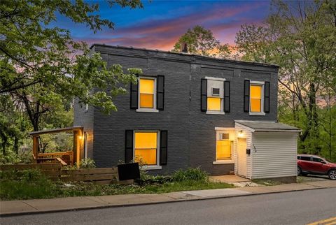 Photo of 1320 Pioneer Ave, Pittsburgh, PA 15226 (MLS # 1751690)