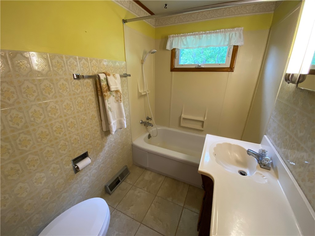 West Salem Twp, Pennsylvania 16125, United States, 3 Bedrooms Bedrooms, ,1 BathroomBathrooms,Residential,Contingent,133511