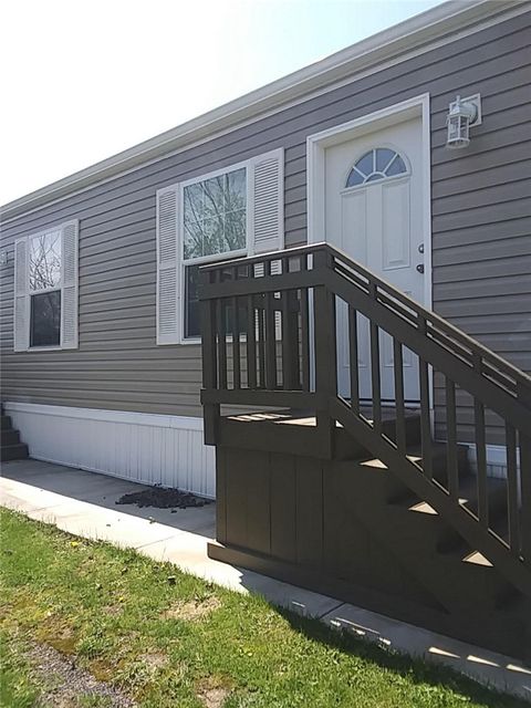 Photo of 36 Leesburg Ct, Imperial, PA 15126 (MLS # 1751009)