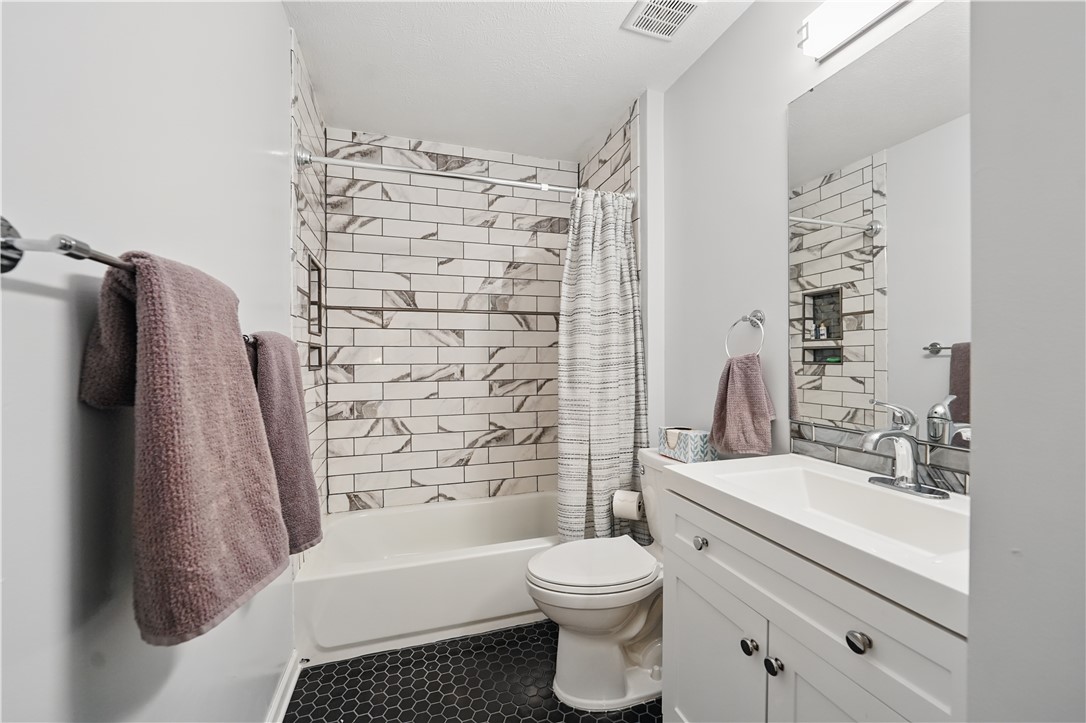 Hempfield Twp - Wml, Pennsylvania 15601, United States, 4 Bedrooms Bedrooms, ,4 BathroomsBathrooms,Residential,Contingent,145921