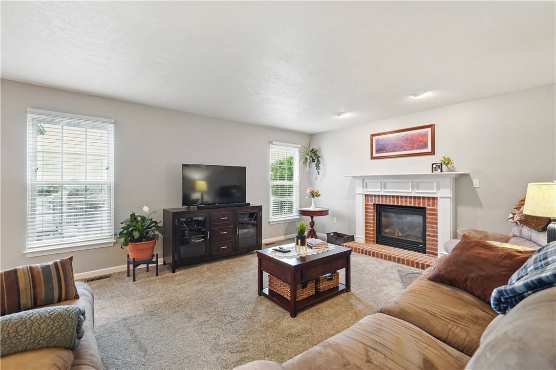 Hempfield Twp - Wml, Pennsylvania 15601, United States, 4 Bedrooms Bedrooms, ,4 BathroomsBathrooms,Residential,Contingent,145921