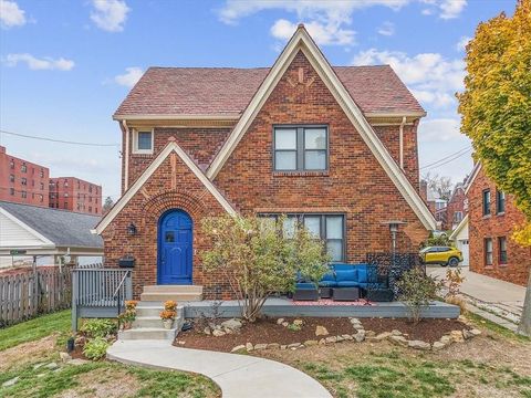 Photo of 540 Lansdale Pl, Pittsburgh, PA 15228 (MLS # 1762338)