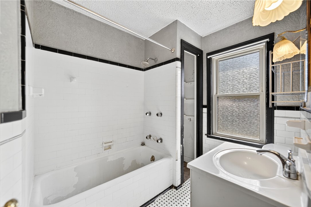 Bethel Park, Pennsylvania 15102, United States, 3 Bedrooms Bedrooms, ,1 BathroomBathrooms,Residential,Active,185940