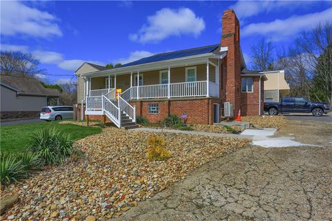 Photo of 2501 Wildwood Rd, Allison Park, PA 15101 (MLS # 1749348)