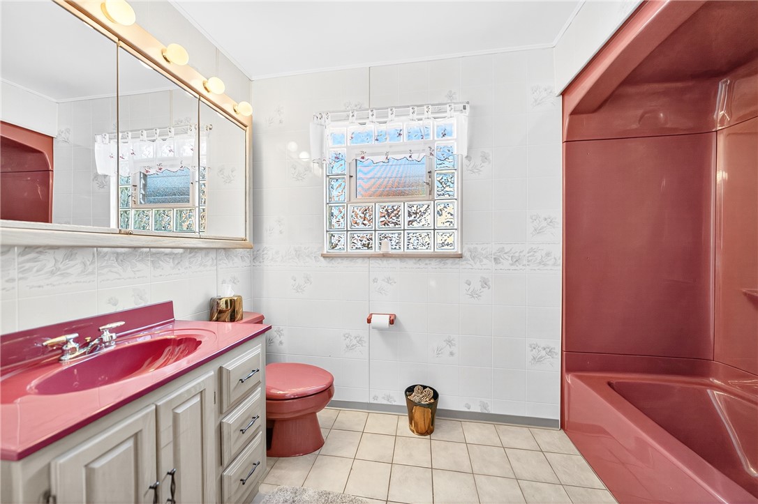 Ross Twp, Pennsylvania 15229, United States, 3 Bedrooms Bedrooms, ,2 BathroomsBathrooms,Residential,Contingent,222532