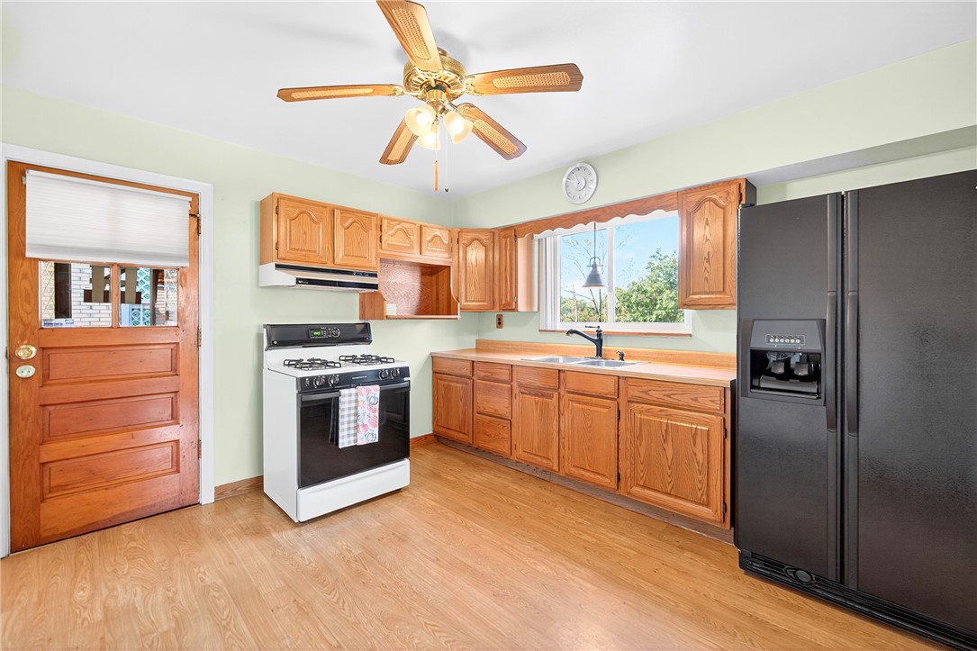 Ross Twp, Pennsylvania 15229, United States, 3 Bedrooms Bedrooms, ,2 BathroomsBathrooms,Residential,Contingent,222532