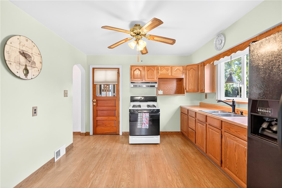 Ross Twp, Pennsylvania 15229, United States, 3 Bedrooms Bedrooms, ,2 BathroomsBathrooms,Residential,Contingent,222532