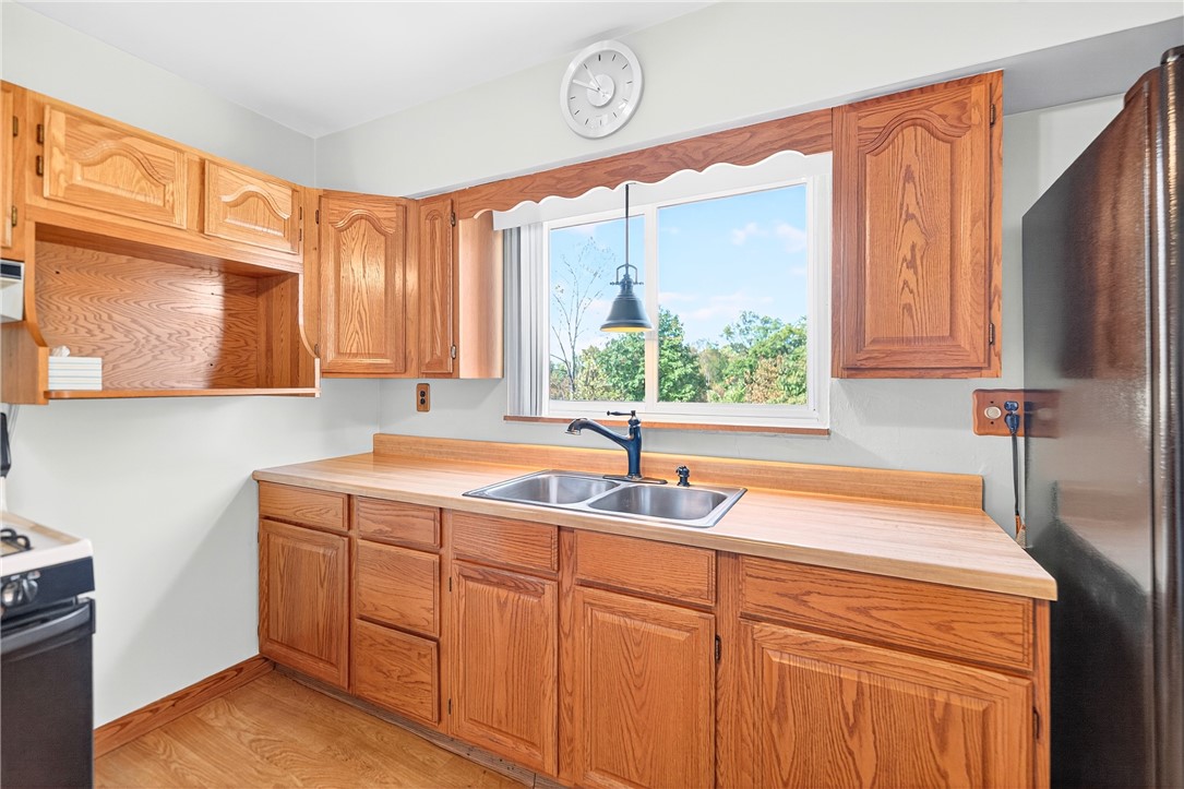 Ross Twp, Pennsylvania 15229, United States, 3 Bedrooms Bedrooms, ,2 BathroomsBathrooms,Residential,Contingent,222532