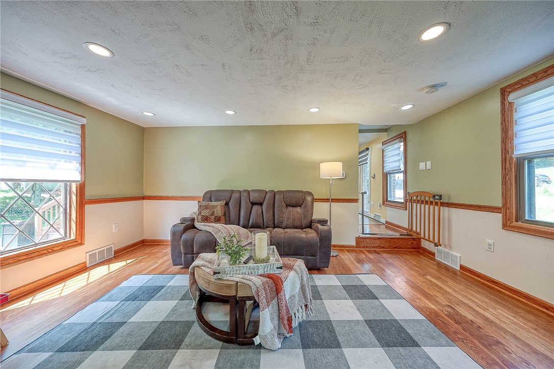 Rochester Twp, Pennsylvania 15074, United States, 4 Bedrooms Bedrooms, ,3 BathroomsBathrooms,Residential,Contingent,149639