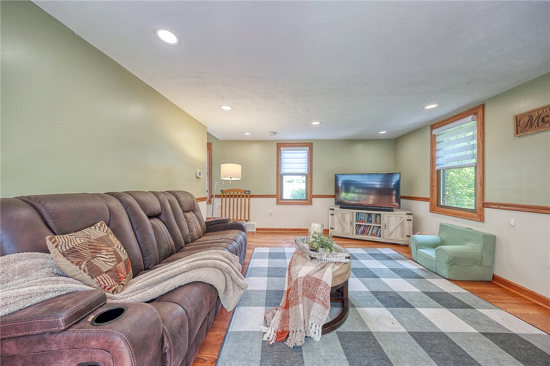 Rochester Twp, Pennsylvania 15074, United States, 4 Bedrooms Bedrooms, ,3 BathroomsBathrooms,Residential,Contingent,149639