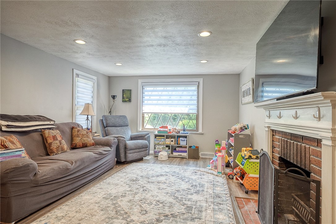 Rochester Twp, Pennsylvania 15074, United States, 4 Bedrooms Bedrooms, ,3 BathroomsBathrooms,Residential,Contingent,149639