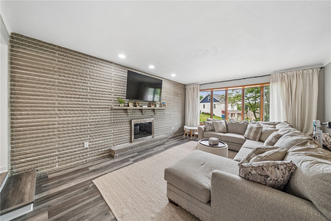 5795 Roosevelt Ave