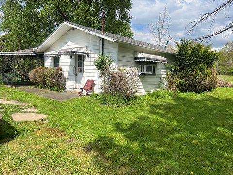 Photo of 1630 Pymatuning Dr, Jamestown, PA 16134 (MLS # 1752744)