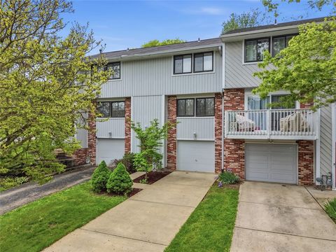 Photo of 1002 Ryeland Ct, Bridgeville, PA 15017 (MLS # 1751643)