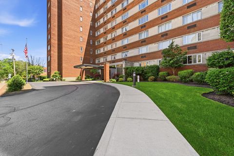 Photo of 128 N Craig Street #404, Pittsburgh, PA 15213 (MLS # 1752209)