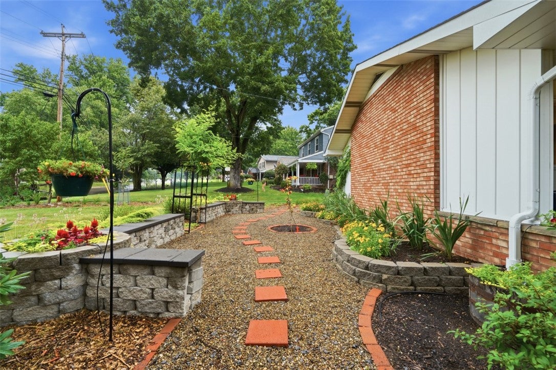 1538 King Charles Dr