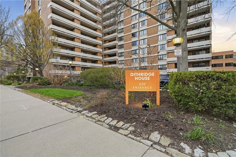 Photo of 220 N Dithridge St #704, Pittsburgh, PA 15213 (MLS # 1746021)