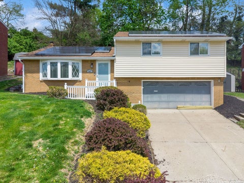 Photo of 447 Saratoga Dr, Pittsburgh, PA 15236 (MLS # 1763063)