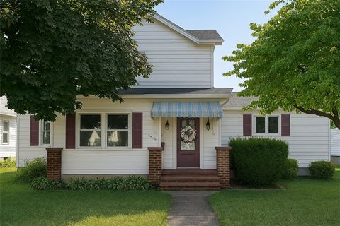 Photo of 1410 E Washington St, New Castle, PA 16101 (MLS # 1727712)