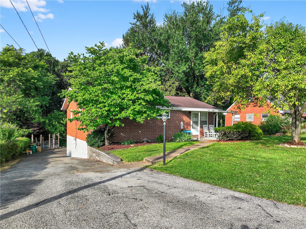 Ross Twp, Pennsylvania 15237, United States, 3 Bedrooms Bedrooms, ,2 BathroomsBathrooms,Residential,Active,173747