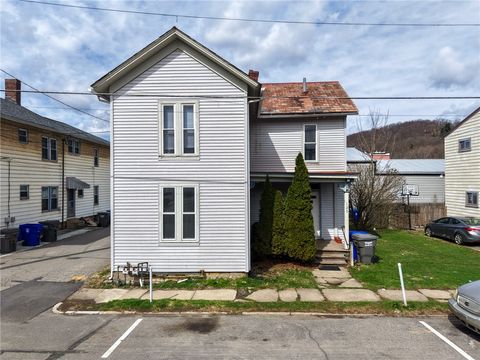 Photo of 125 Jefferson St, Evans City, PA 16033 (MLS # 1744831)