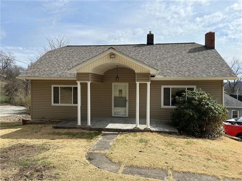 Photo of 2502 7th St, New Kensington, PA 15068 (MLS # 1745586)