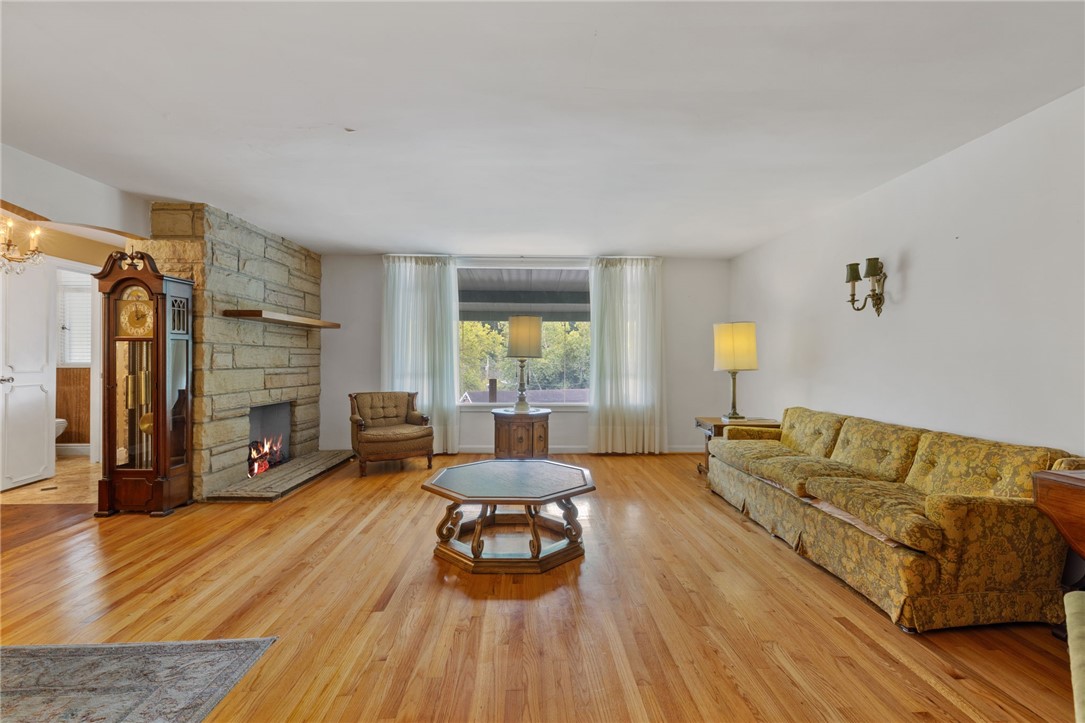 Aliquippa, Pennsylvania 15001, United States, 3 Bedrooms Bedrooms, ,3 BathroomsBathrooms,Residential,Contingent,215928