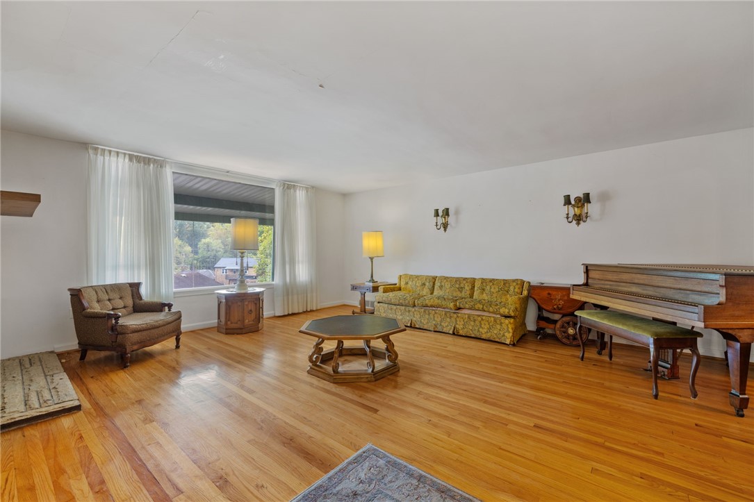 Aliquippa, Pennsylvania 15001, United States, 3 Bedrooms Bedrooms, ,3 BathroomsBathrooms,Residential,Contingent,215928