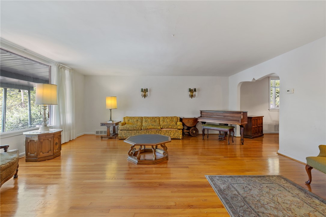 Aliquippa, Pennsylvania 15001, United States, 3 Bedrooms Bedrooms, ,3 BathroomsBathrooms,Residential,Contingent,215928