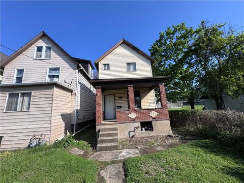 Photo of 1067 Cleveland Ave, Brackenridge, PA 15014 (MLS # 1750648)