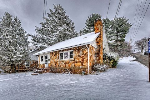 Photo of 615 W 4th Ave, Derry, PA 15627 (MLS # 1732427)