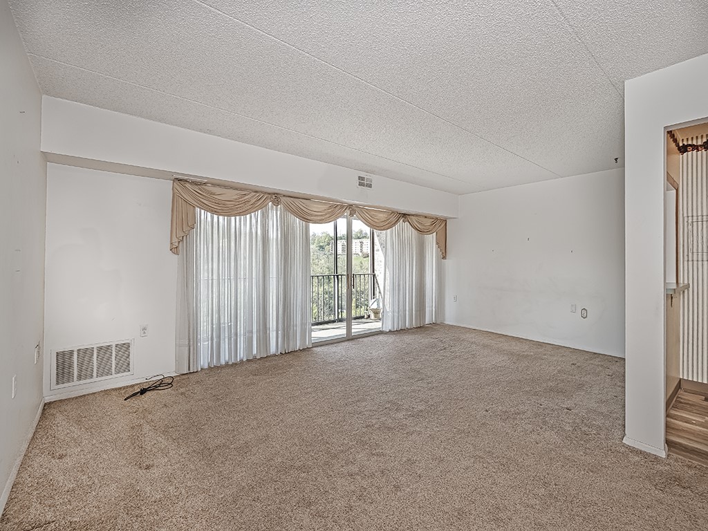 2160 Greentree Rd 102W