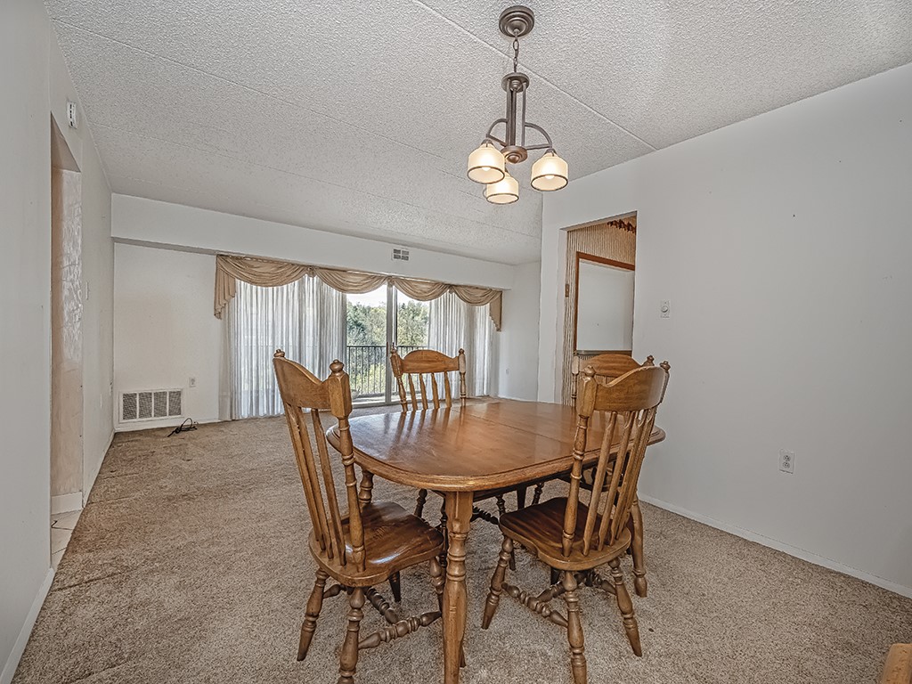 2160 Greentree Rd 102W