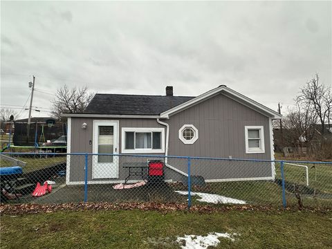 Photo of 514 Penn High Park Rd, Jeannette, PA 15644 (MLS # 1740523)