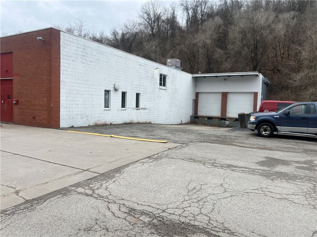 1020-1060 W Saw Mill Run