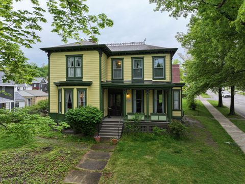 Homes For Sale - 700 4th Street<br/> Oakmont, PA 15139