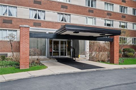 Photo of 128 N Craig St #901, Pittsburgh, PA 15213 (MLS # 1743861)